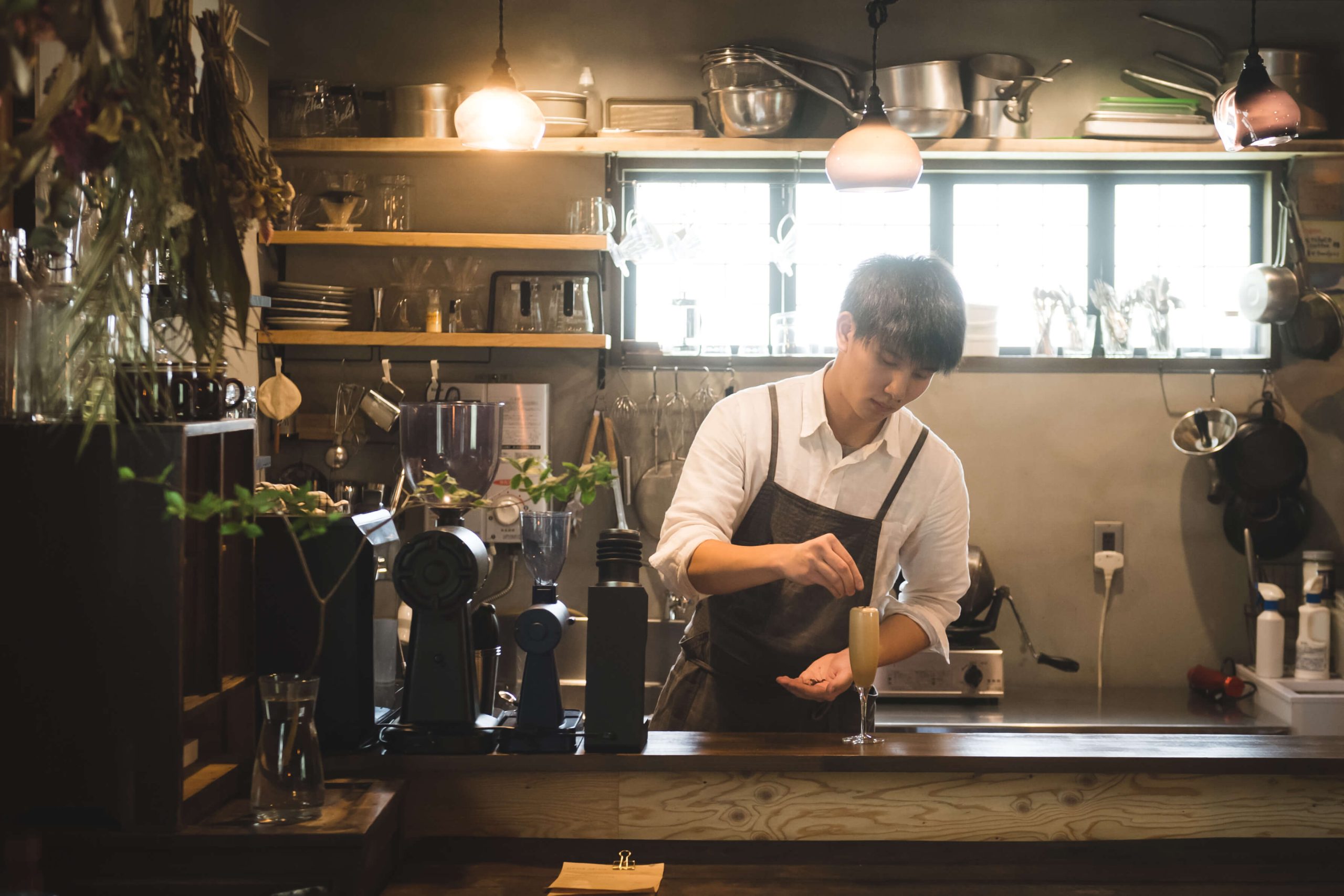 手際よくラテシェケラートを作る久保田さん。