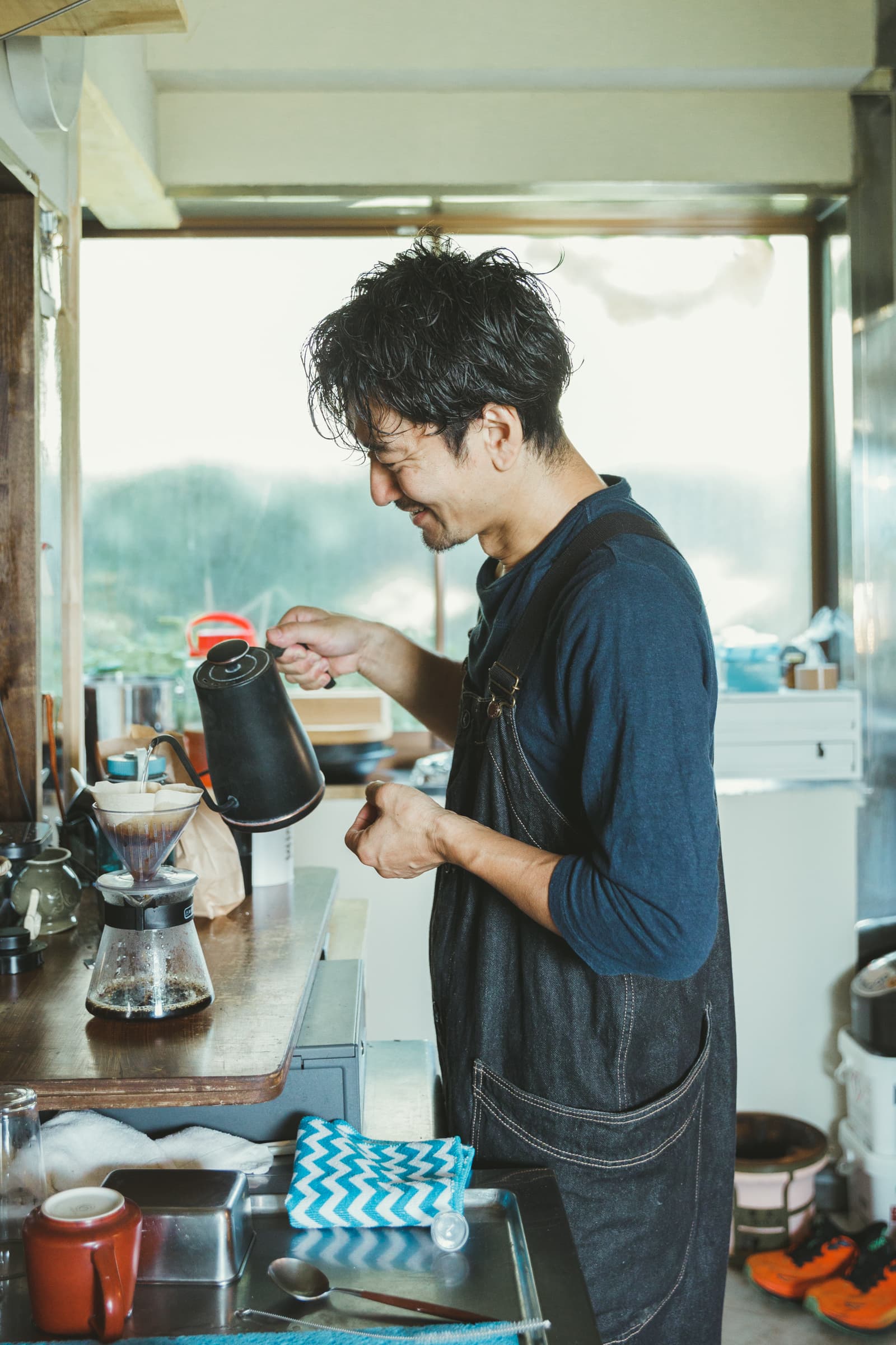 コーヒーを淹れる男性