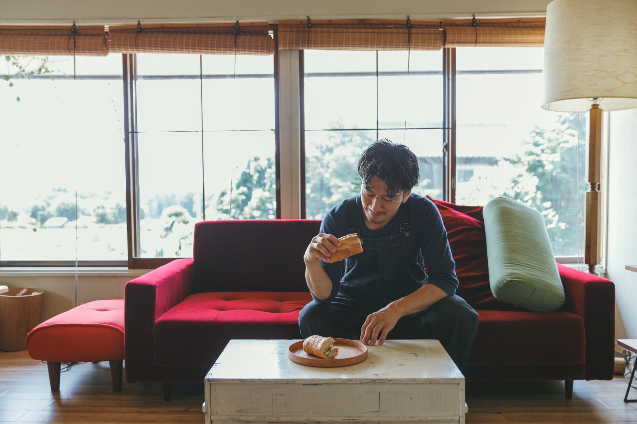 サンドイッチを食べる男性