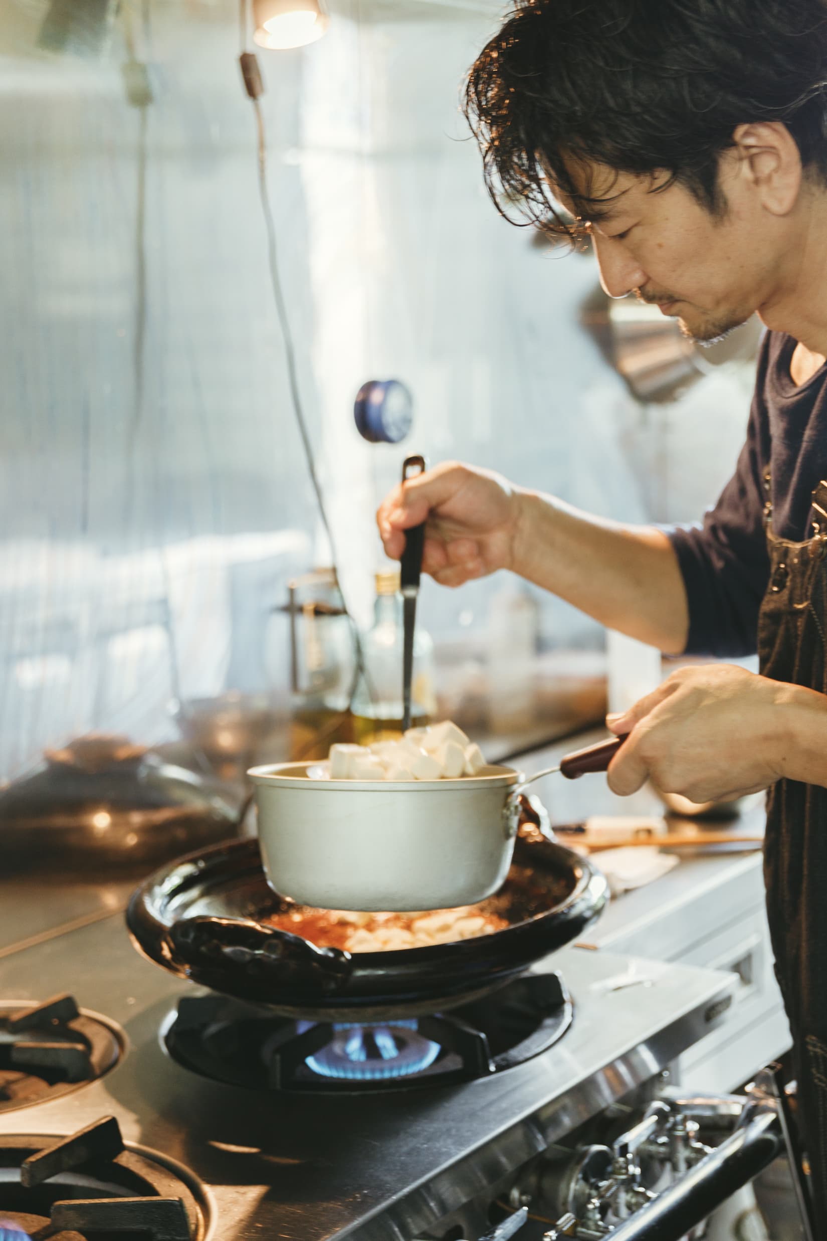 料理を作る男性