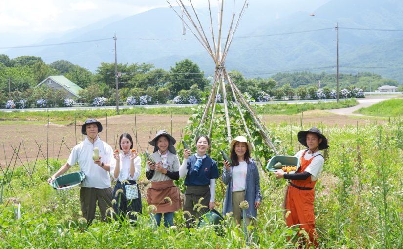 畑に立つ6人