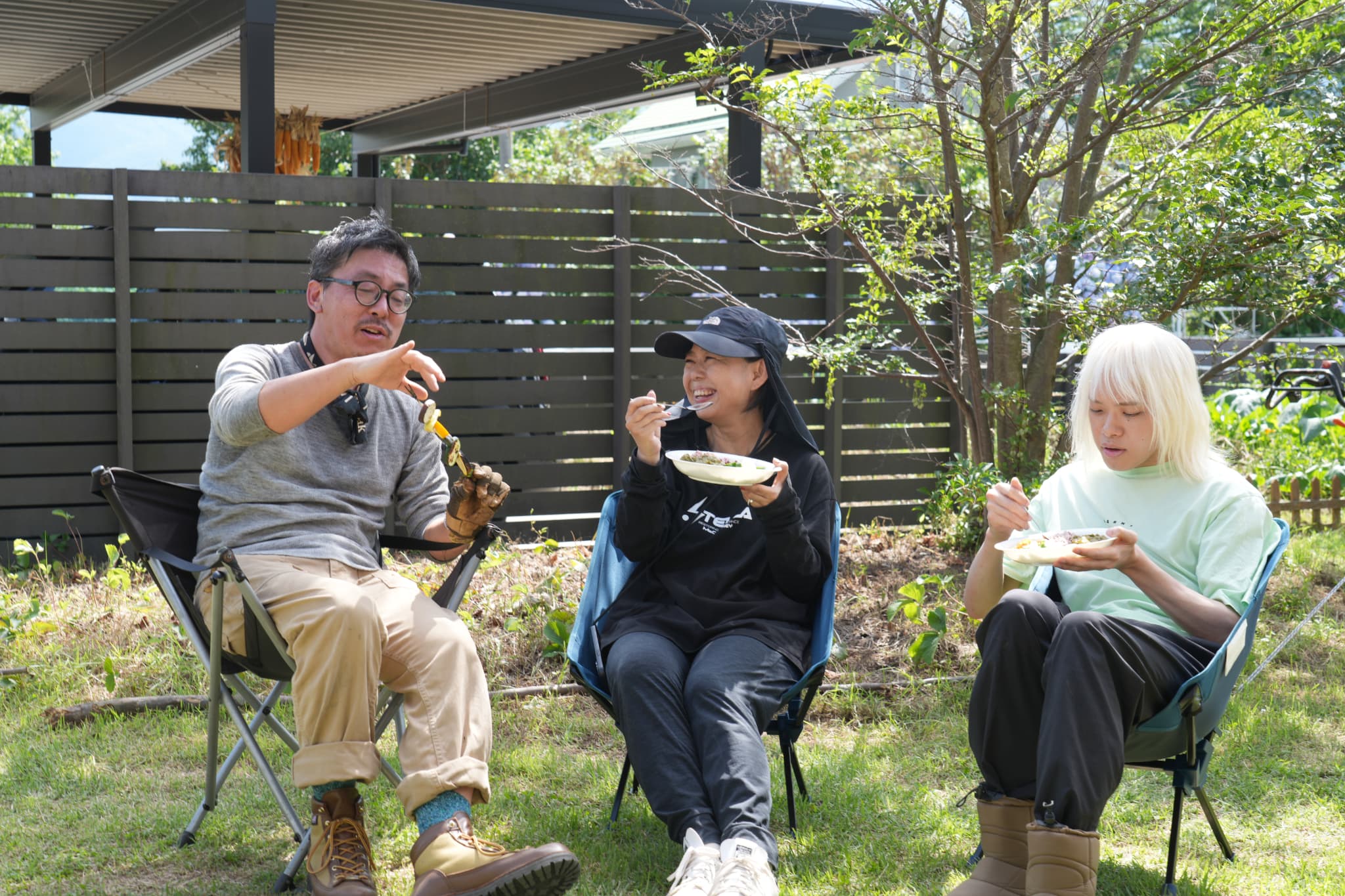 外でご飯を食べる3人