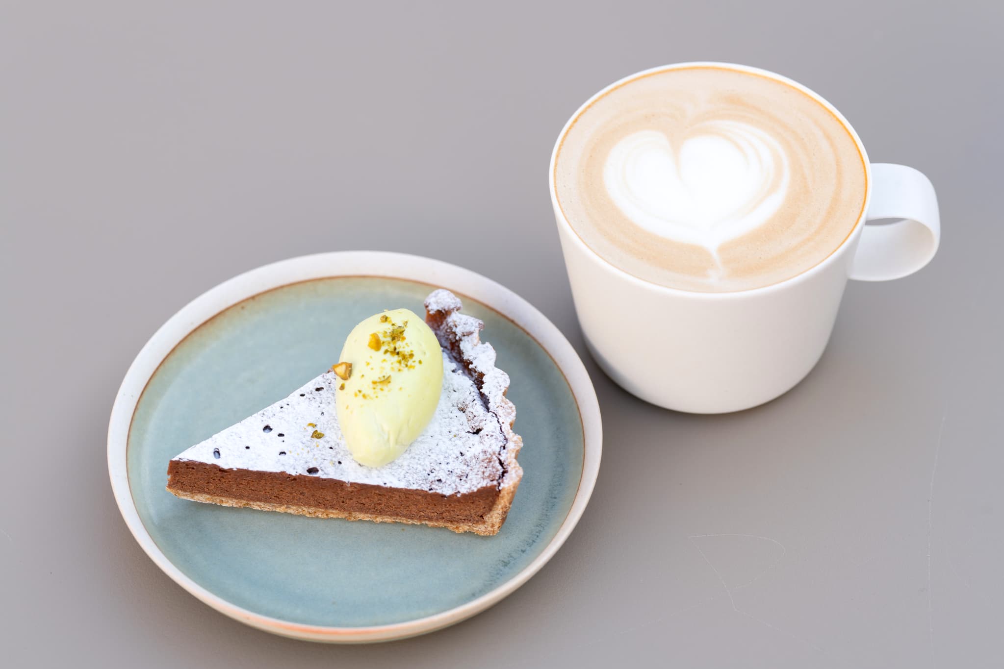 ケーキとカフェラテ